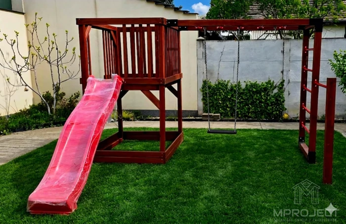 Spielplatz modern aus Holz